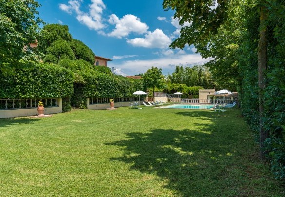 The manicured lawn in the pool area - Villa delle Sophore