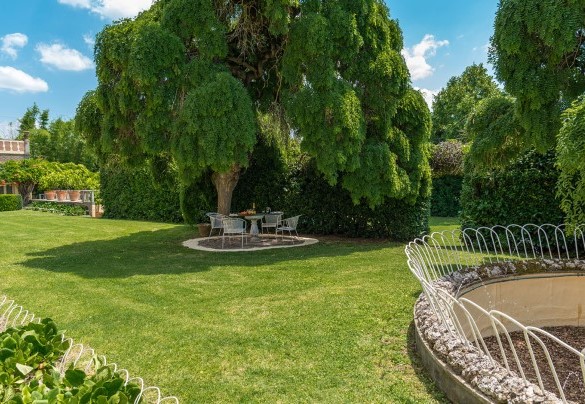 Wonderful fountain in the middle of the garden - Villa delle Sophore