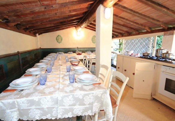 The veranda with a fully equipped kitchen and a large table with chairs - Villa delle Sophore 