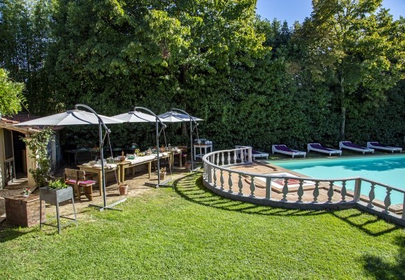 The outdoor dining area overlooking the pool - Villa delle Sophore