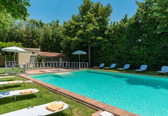 Swimming pool and sunbathing area - Villa delle Sophore