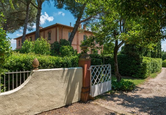 The internal dirt road - Villa delle Sophore