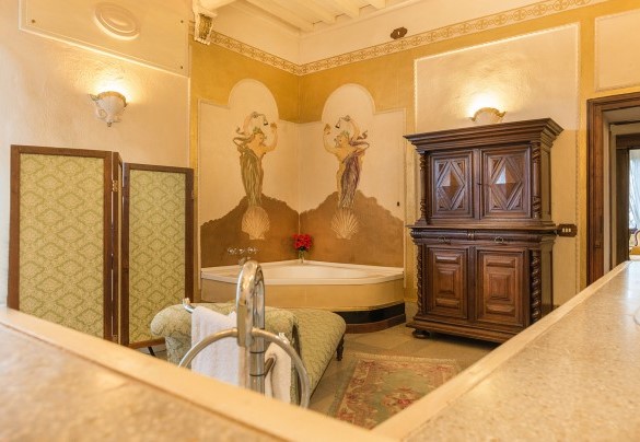 Bathroom with tub on the ground floor - Villa delle Sophore