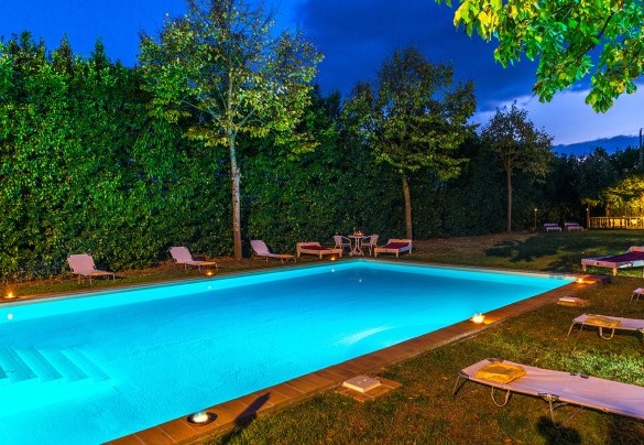  The swimming pool illuminated at sunset - Villa delle Sophore