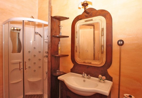 En suite bathroom with hydromassage shower on the first floor - Villa delle Sophore