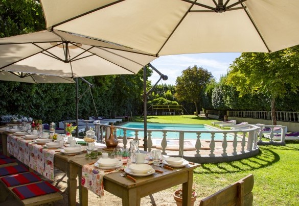 The outdoor dining area overlooking the pool - Villa delle Sophore