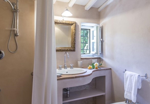 Bathroom with shower n.3 en-suite to bedroom n.3 – Villa Delle Upupe 