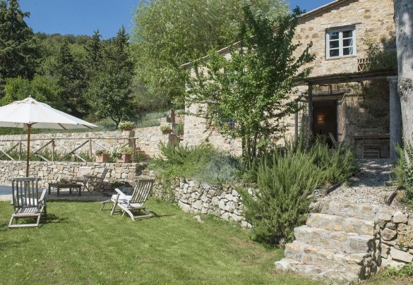 The garden adapts to the sloping surface of the property and is one with the beautiful setting of vineyards, woods and hills that delimit it naturally – Villa Delle Upupe 