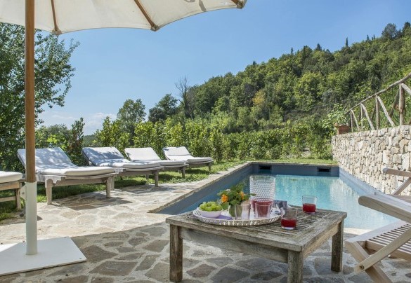 In the pool there area three steps for easy access to the water and it has chlorine purification – Villa Delle Upupe 