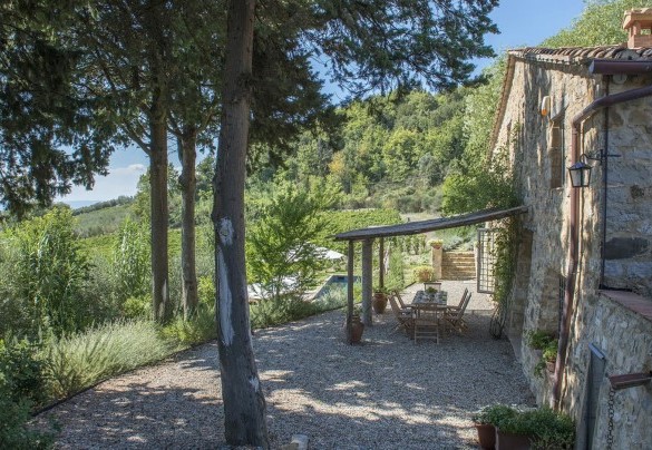 The stone farmhouse in the natural shade of its large trees – Villa Delle Upupe 