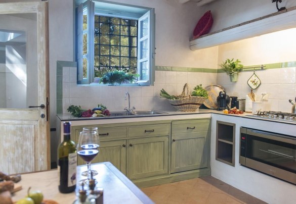The bright and equipped kitchen – Villa Delle Upupe 
