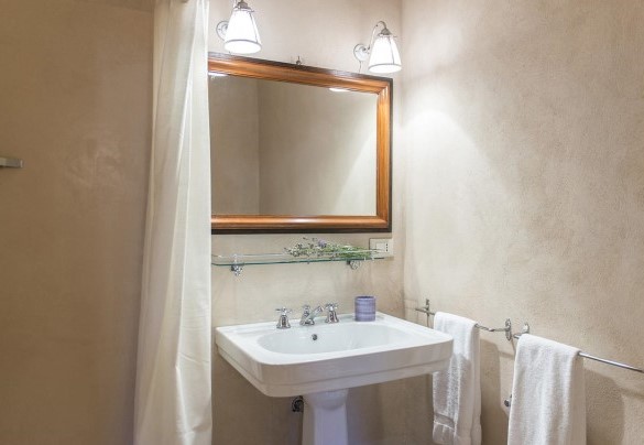 Bathroom with shower n.4 en-suite to bedroom n.4 – Villa Delle Upupe 