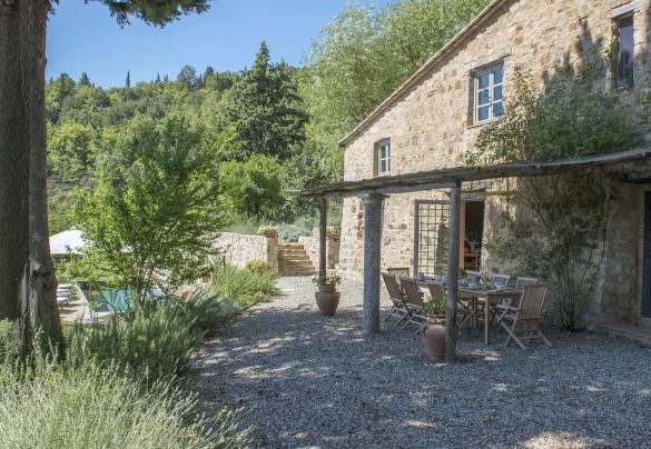 The dining room and the living room directly overlook this side of the property – Villa Delle Upupe 