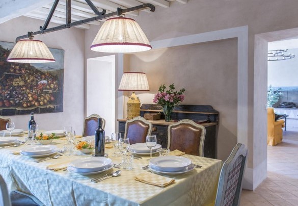 The elegant dining room, partially connected to  the living room – Villa Delle Upupe 