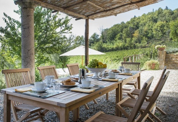 The pergola is the perfect spot to admire the wonderful sunsets over the Chianti hills – Villa Delle Upupe 