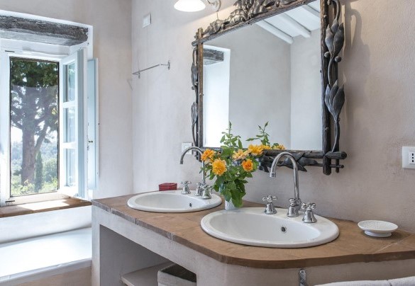 Bathroom with tub and shower n.1 en-suite to bedroom n.1 – Villa Delle Upupe 