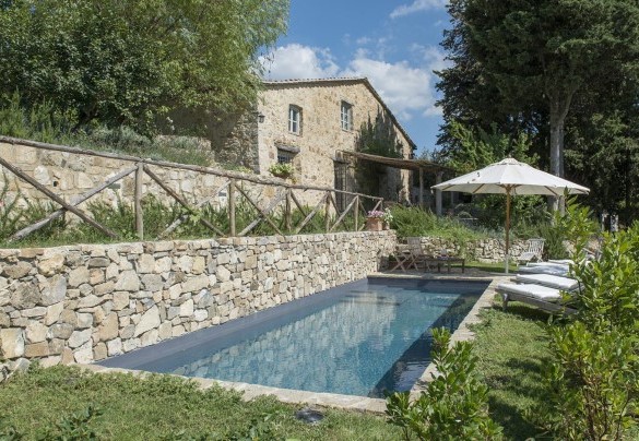 The pool is located on lower terracing and is reached down a few steps near the pergola – Villa Delle Upupe 