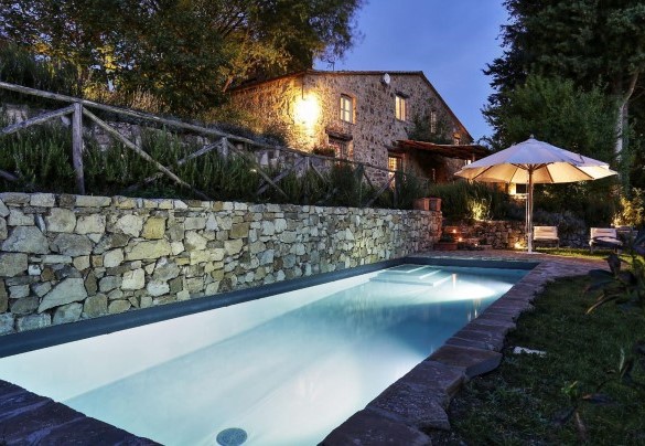 The pool is internally illuminated - Villa Delle Upupe
