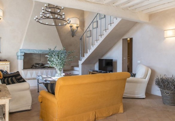 The living area with ornamental fireplace, satellite TV and stairs to the ground floor – Villa Delle Upupe 