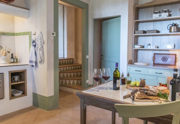 The kitchen with the steps leading to the dining room and the door to the bedroom n.4 – Villa Delle Upupe 