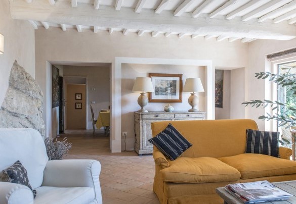 The living room with fine terracotta floor, spatula plasters and exposed walls – Villa Delle Upupe 