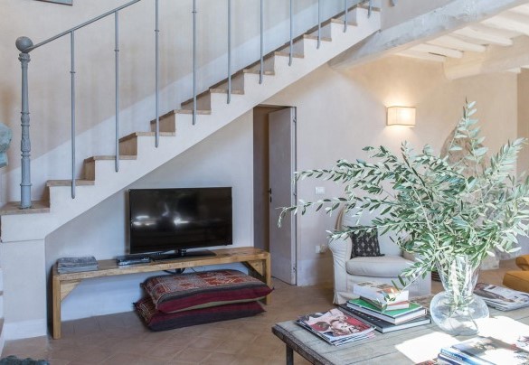 Satellite TV and terracotta staircase leading to the ground floor – Villa Delle Upupe 