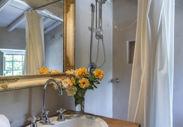 Bathroom with shower n.2 en-suite to bedroom n.2 – Villa Delle Upupe 
