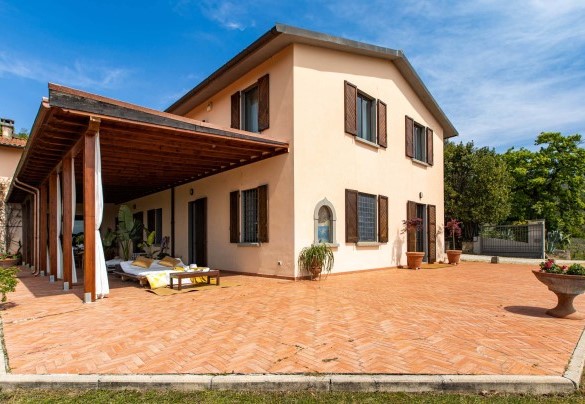 La casa e il suo confortevole porticato - Villa Desiderio   