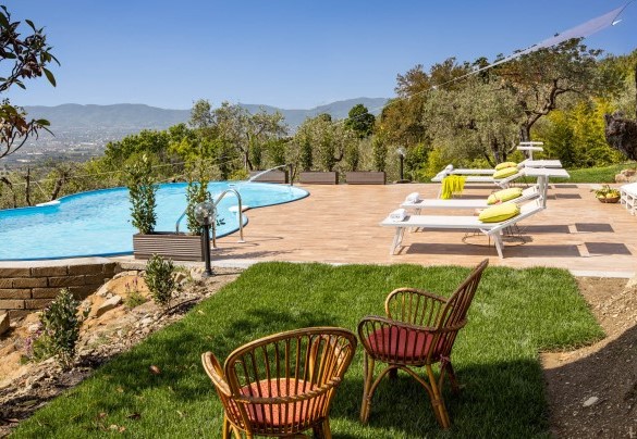 La piscina e la zona prendisole attrezzata con lettini, vela e doccia esterna - Villa Desiderio 