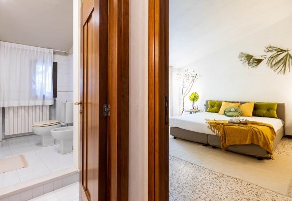 Camera matrimoniale e bagno al primo piano - Villa Desiderio  