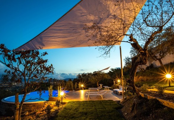 La piscina, situata nella zona più bassa della proprietà, dista dall’immobile 40 m - Villa Desiderio