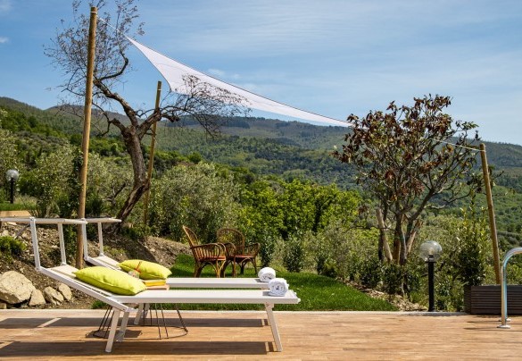 L’ampio solarium pavimentato in gres color legno chiaro che la circonda - Villa Desiderio    