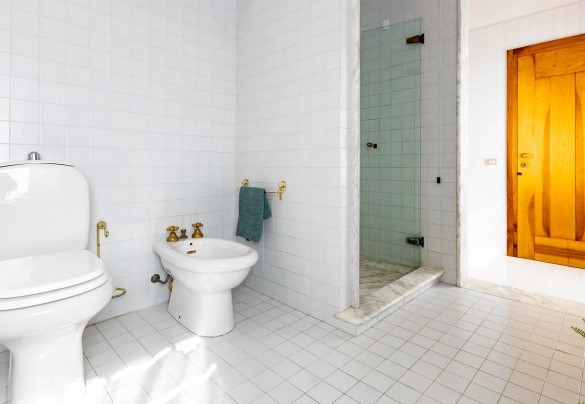 Bagno en suite con doccia e vasca al primo piano - Villa Desiderio
