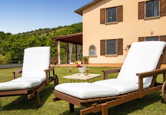 Zona relax e la villa sullo sfondo - Villa Desiderio  