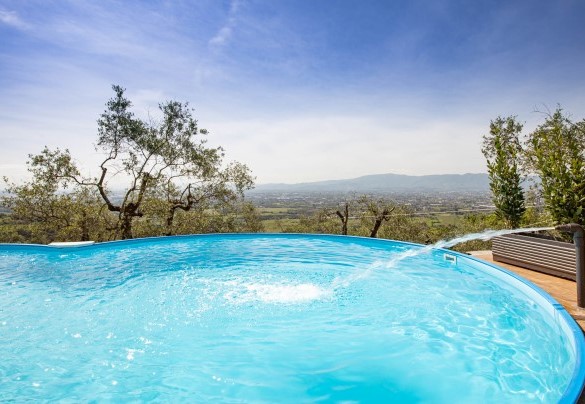 La piscina di forma ellittica misura: 5x8 m con una profondità di 1,20 m - Villa Desiderio 