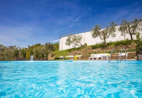 E' sospesa verso la città con una vista unica - Villa Desiderio    
