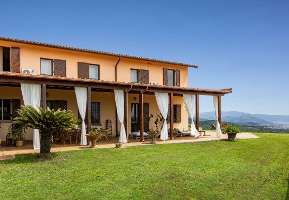 La villa è attrezzata con ampi spazi esterni - Villa Desiderio