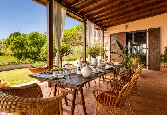 La zona per mangiare all'aperto sotto l'ampio porticato - Villa Desiderio   