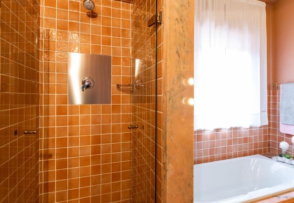 Bagno en suite con doccia e vasca al primo piano - Villa Desiderio 