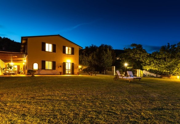 La villa illuminata vista dal giardino - Villa Desiderio 