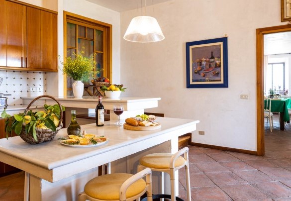La cucina in muratura ben accessoriata - Villa Desiderio 