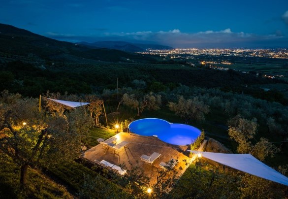 La piscina è dotata di illuminazione sia interna che nell'area prendisole - Villa Desiderio    