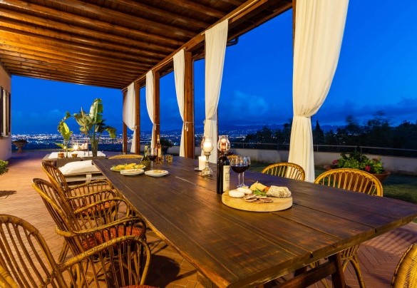 Il porticato illuminato di notte - Villa Desiderio    