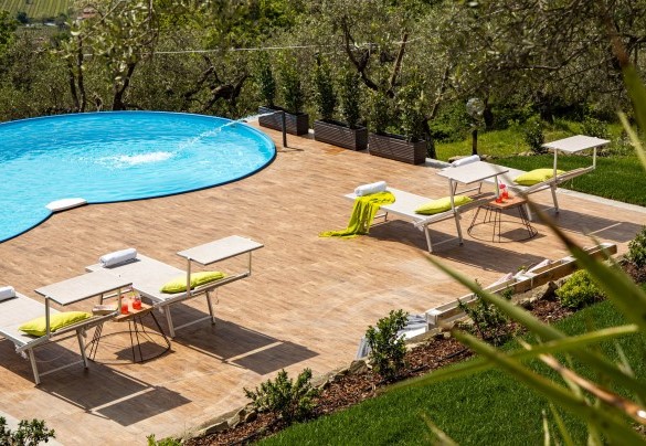 Dal giardino, tramite una rampa di scale adiacente al cancello d’ingresso, si accede alla piscina - Villa Desiderio   