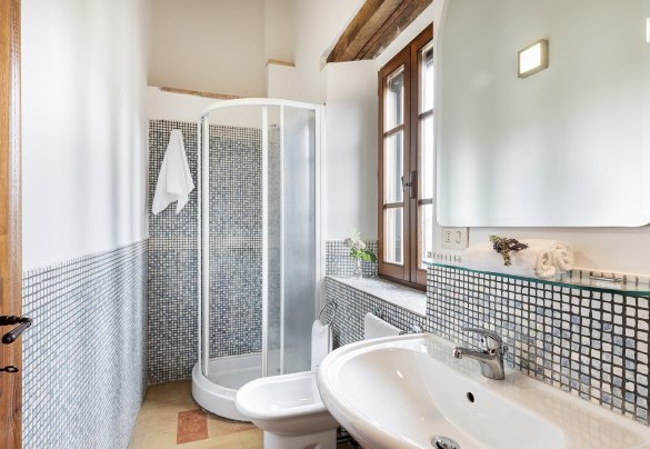 Bagno en suite con doccia al primo piano - Villa di Morice