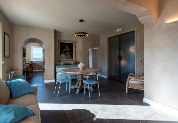 Sala da pranzo tra la sala d’ingresso e l’ampia cucina in open-space - Villa Dianella