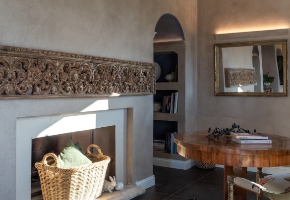 Sala d’ingresso con camino ed accesso diretto all’esterno – Villa Dianella