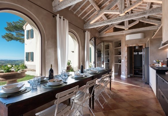 Centro della casa è l’ampia cucina con comoda area pranzo, dispensa e accesso diretto all’esterno – Villa Dianella