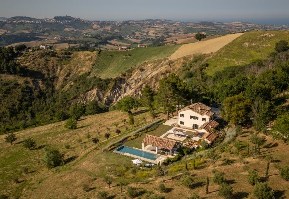 Vista dall’alto della proprietà immersa tra le dolci colline della Valle dell’Aso - Villa Dianella