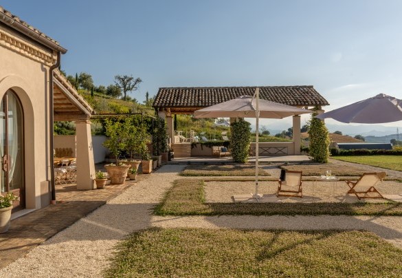 Il giardino ha una superficie pianeggiante intorno alla casa di circa mq 2000 – Villa Dianella